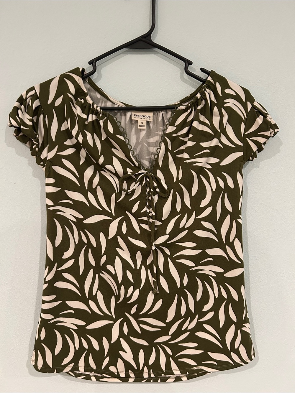 Enfocus Studio Olive Green Leaf-Print Tie Front Cap Sleeve Top